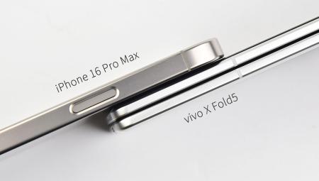 Vivo X Fold 5 lộ ảnh thực tế so độ dày với iPhone 16 Pro Max